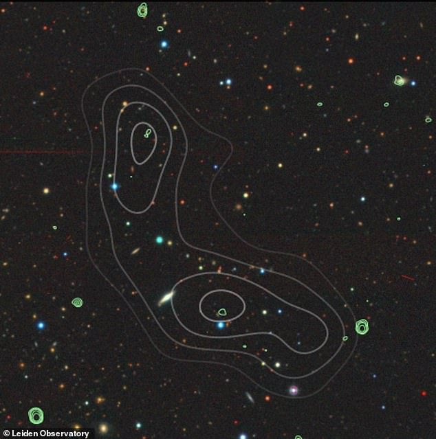 تم التعرف على Alcyoneus (في الصورة) على أنه مجرة ​​راديو عملاقة ، تحتوي على مجرة ​​مضيفة ، جنبًا إلى جنب مع نفاثات وفصوص ضخمة تندلع من مركزها