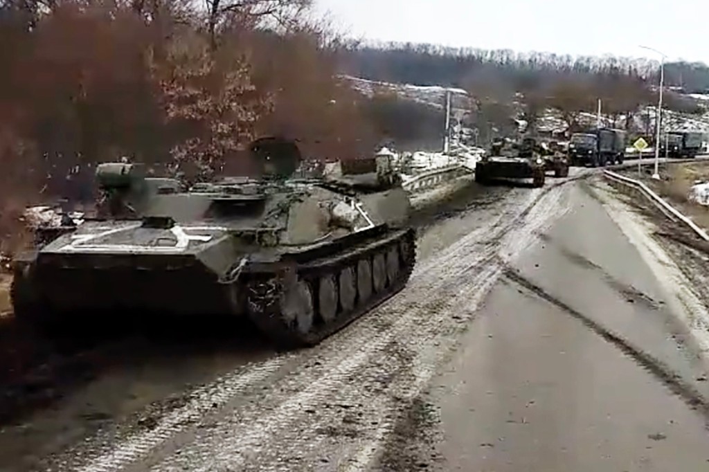 القوات الروسية تتحرك على الحدود مع أوكرانيا.