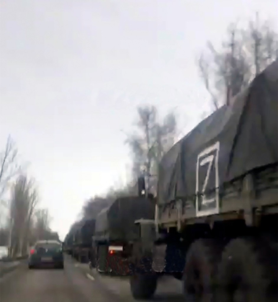 المركبات العسكرية الروسية مع أ "ض" على جانب السيارة.