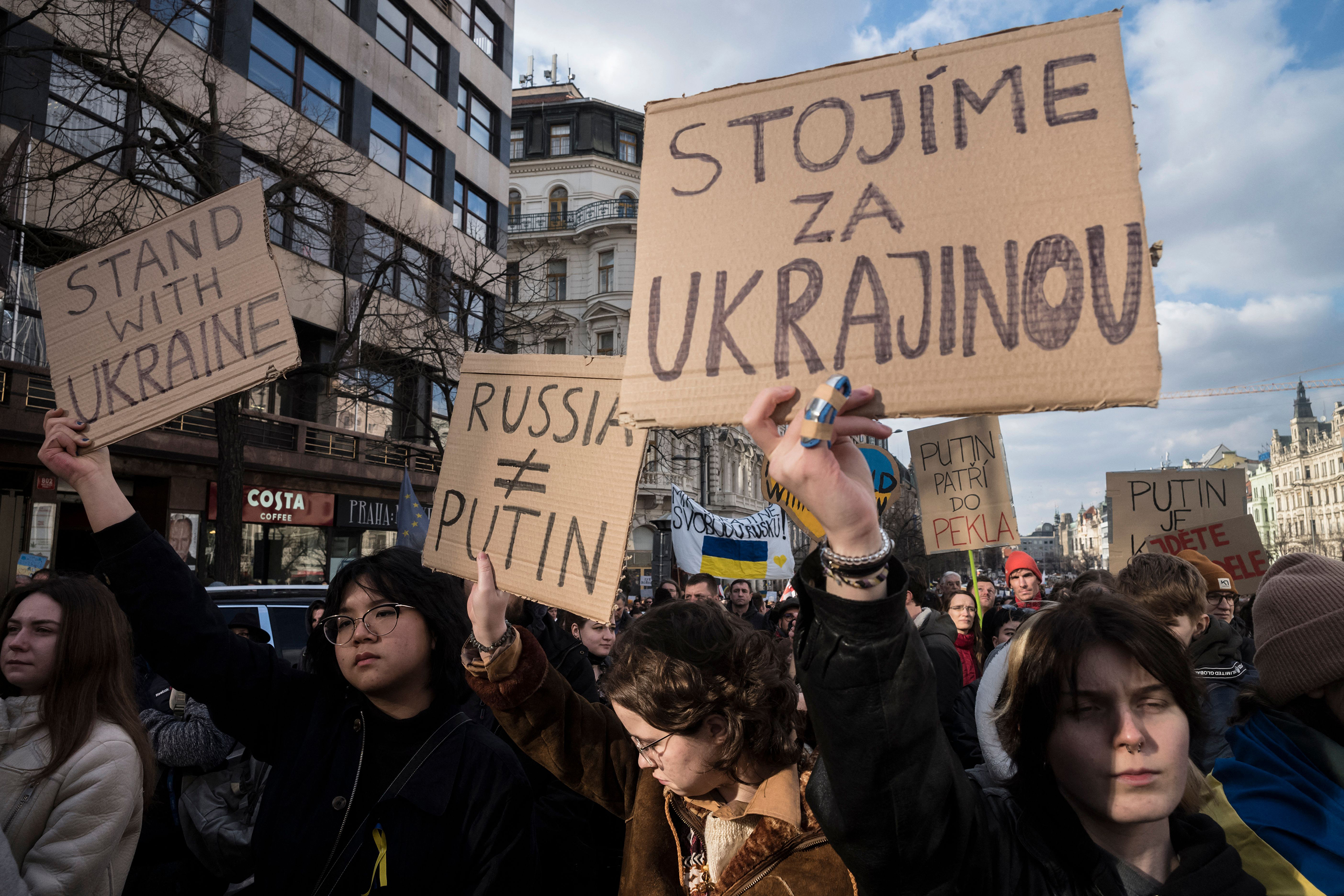 متظاهرون يشاركون في مظاهرة ضد الغزو الروسي لأوكرانيا ، في 27 فبراير في براغ ، جمهورية التشيك. 