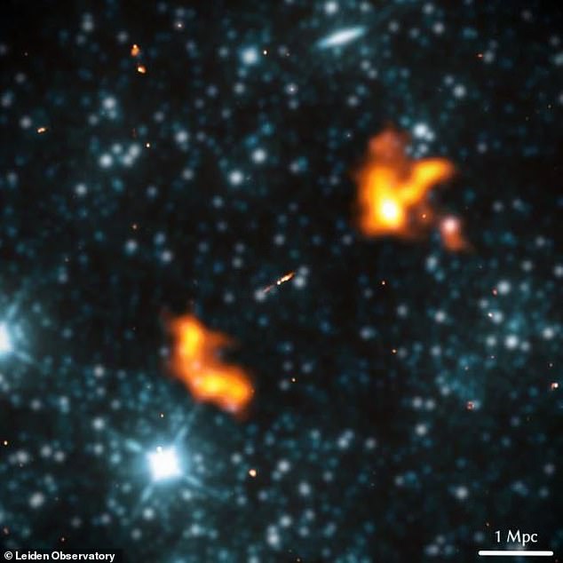 اكتشف علماء الفلك أكبر مجرة ​​معروفة - يبلغ حجمها 153 مرة حجم مجرتنا درب التبانة.  المجرة المسماة Alcyoneus (في الصورة) تبعد عن الأرض حوالي 3 مليارات سنة ضوئية وطولها حوالي 16.3 مليون سنة ضوئية
