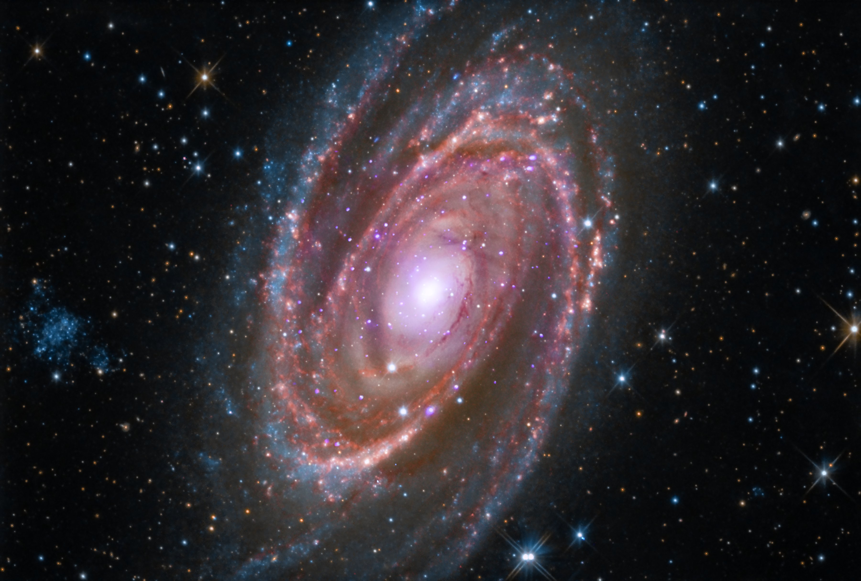 تقع المجرة الحلزونية M81 على بعد حوالي 12 مليون سنة ضوئية من الأرض.