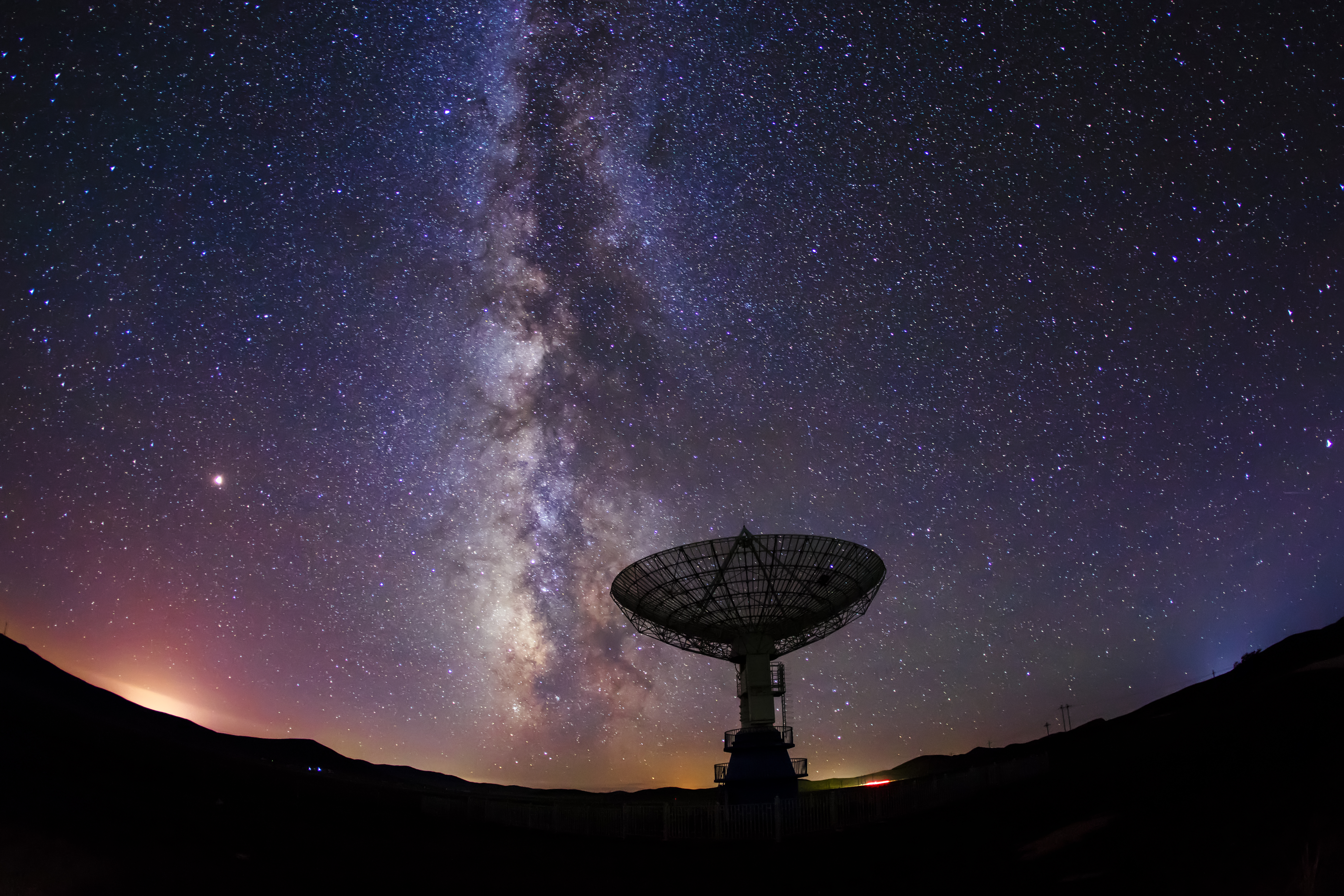 التلسكوبات الراديوية ودرب التبانة في الليل