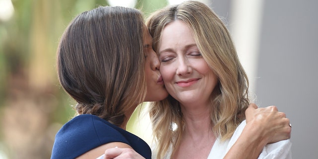 جينيفر غارنر ، إلى اليسار ، تقبل زميلتها الممثلة جودي جرير بينما يتلقى غارنر نجمة في هوليوود 0 ووك أوف فيم ، 20 أغسطس ، 2018 ، في هوليوود ، كاليفورنيا.