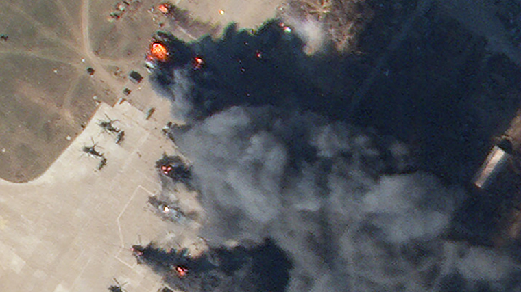 في جزء مكبّر من الصورة ، يمكن رؤية طائرات الهليكوبتر وهي تحترق. 
