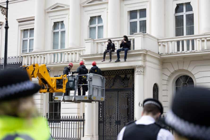 استولى المتظاهرون مؤخرًا على قصر أوليج ديريباسكا الذي تبلغ تكلفته 25 مليون جنيه إسترليني.