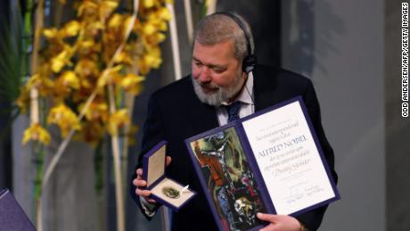 ديمتري موراتوف الحائز على جائزة نوبل للسلام خلال حفل توزيع الجوائز في 10 ديسمبر 2021 في أوسلو. 