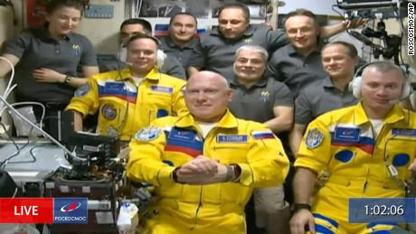 رواد الفضاء الروس يثيرون التكهنات بعد وصولهم إلى محطة الفضاء الدولية بألوان أوكرانيا