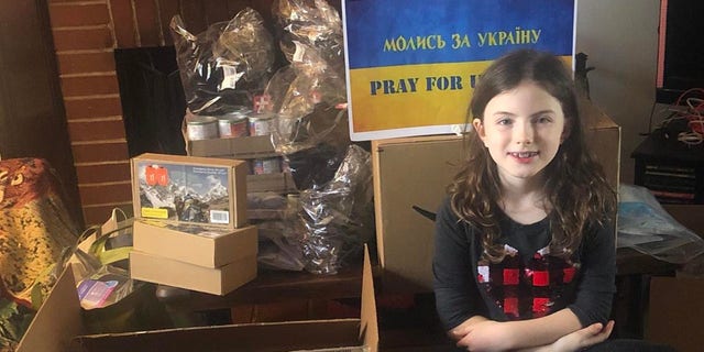 تساعد ابنة ليسيا جورجوفسكي ، آنا ، في جهود جمع التبرعات.