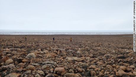 جمع الباحثون عينات من الرمال والصخور في غريلاند لتحديد وقت سقوط النيزك. 