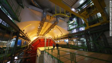 نظرة عامة على كهف وكاشف ALICE (تجربة مصادم أيون كبير) في CERN ، أكبر مختبر لفيزياء الجسيمات في العالم في مدينة ميرين ، سويسرا.  تم تعليق العلماء الروس عن العمل في CERN. 