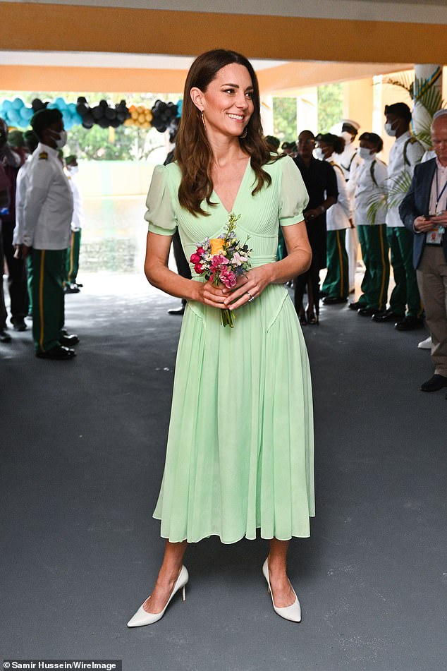 قطعت دوقة كامبريدج شكلًا أنيقًا عندما اختارت فستانًا أخضر فاتحًا بقيمة 350 جنيهًا إسترلينيًا عند وصولها إلى أول خطوبة لها في جزر الباهاما