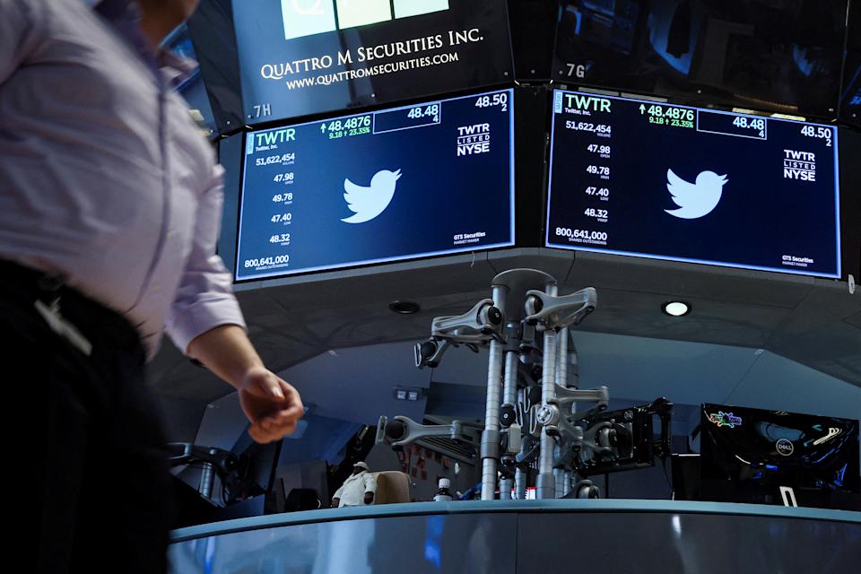 تعرض الشاشات معلومات التداول الخاصة بـ Twitter على أرضية بورصة نيويورك (NYSE) في مدينة نيويورك ، الولايات المتحدة ، 4 أبريل 2022. رويترز / بريندان ماكديرميد