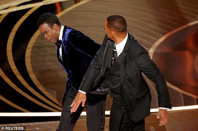 ويل سميث يضرب كريس روك بينما تحدث روك على خشبة المسرح خلال حفل توزيع جوائز الأوسكار رقم 94 في هوليوود