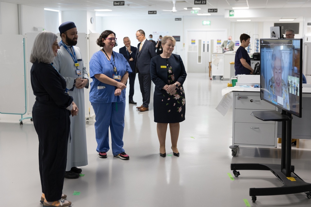 موظفو NHS يستمعون إلى الملكة إليزابيث خلال مكالمة الفيديو لإحياء ذكرى افتتاح وحدة الملكة إليزابيث في المستشفى.