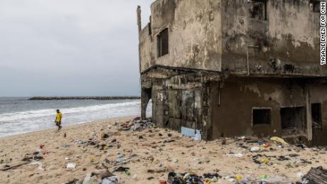 بينما تتجادل البلدان حول من يجب أن يدفع ثمن أزمة المناخ ، يبتلع البحر مجتمعًا في جزيرة لاغوس 