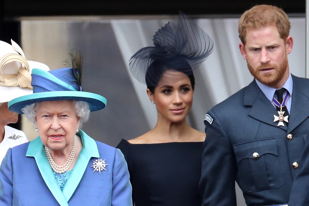 الملكة إليزابيث الثانية ، الأمير هاري ، دوق ساسكس وميغان ، دوقة ساسكس على شرفة قصر باكنغهام حيث تحضر العائلة المالكة الأحداث للاحتفال بالذكرى المئوية لسلاح الجو الملكي البريطاني في 10 يوليو 2018 في لندن ، إنجلترا. 