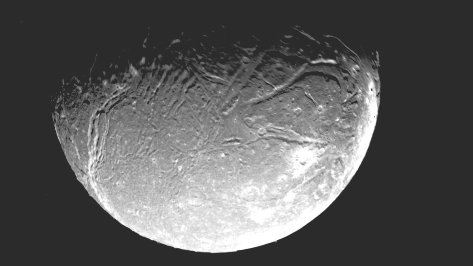 الصورة الأكثر تفصيلاً في فوييجر 2 لأرييل ، قمر أورانوس ، التقطت عام 1986.