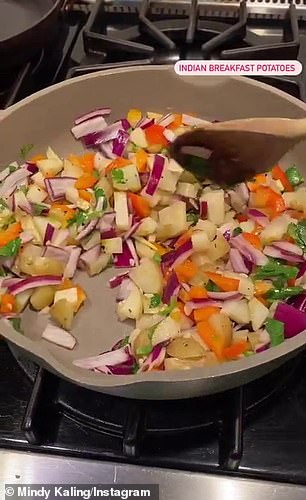 Yum: كشفت ميندي مؤخرًا على Insta Stories الخاصة بها أنه وسط وزنها المذهل ، فإن نظامها الغذائي يشمل البطاطس ، التي صورتها بنفسها وهي تطبخ بالخضروات على الإفطار.