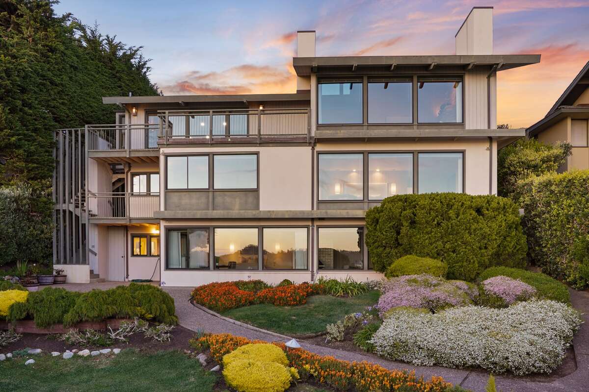 منزل بيتي وايت كارميل بولاية كاليفورنيا معروض في السوق مقابل 7.95 مليون دولار.