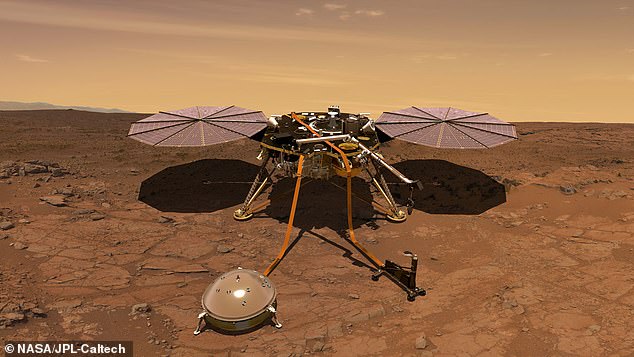 كشف بحث جديد عن زلازل لم يتم اكتشافها من قبل تحت سطح المريخ ، والتي يعتقد الخبراء أنها دليل على أنها تستضيف بحرًا من الصهارة في عباءتها.  في الصورة عرض فنان لمركبة هبوط إنسايت ، والتي كانت `` تأخذ نبضات المريخ '' منذ هبوطها على الكوكب في عام 2018