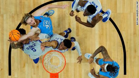 UNC و Kansas يتقدمون إلى بطولة NCAA لكرة السلة للرجال حيث تنتهي مسيرة مدرب Duke الأسطورية مايك Krzyzewski