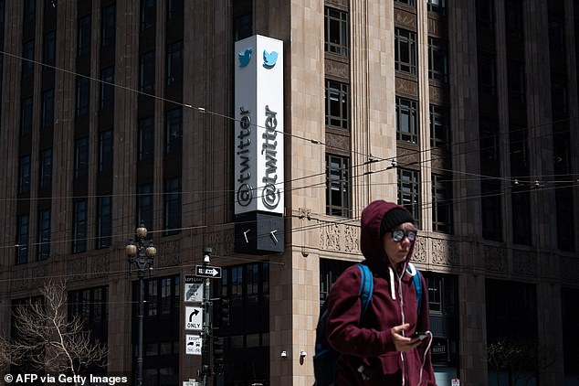 شخص يمر عبر مقر Twitter في 26 أبريل 2022 في وسط مدينة سان فرانسيسكو