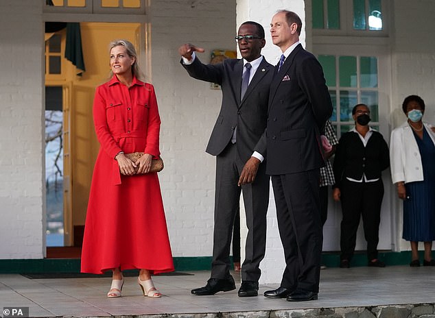 يلتقي الأمير إدوارد وصوفي ، كونتيسة ويسيكس ، فيليب بيير ، رئيس وزراء سانت لوسيا ، في مقر إقامته في الجزيرة الكاريبية في بداية جولتهما الشهر الماضي في 22 أبريل.