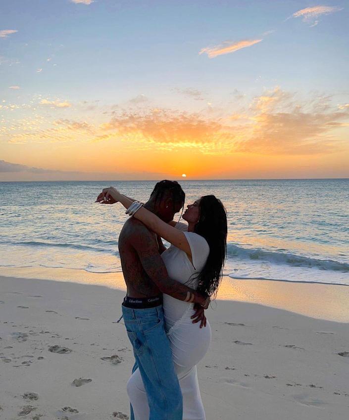 كايلي جينر وترافيس سكوت بوزا لالتقاط صور رومانسية للشاطئ وتغذية السحالي مع ابنة ستورمي