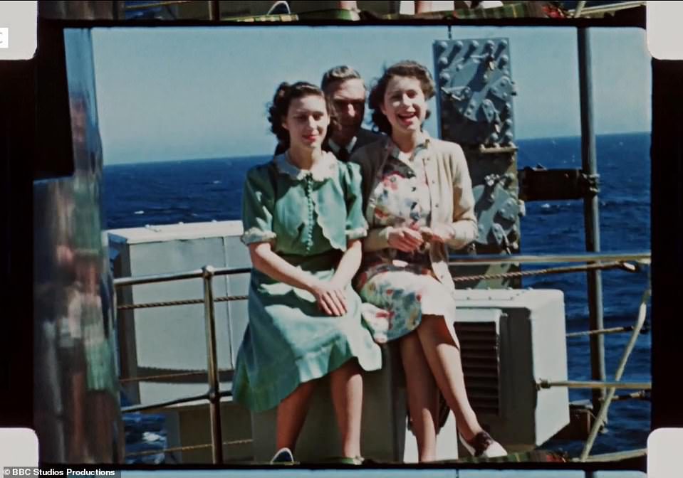 كانت الأميرة إليزابيث تستمتع برحلة في أعالي البحار إلى جانب والدها وأختها.  تم التقاط اللقطات من فيلم منزلي خاص تم التقاطه على متن السفينة HMS Vanguard ، السفينة التي نقلت العائلة المالكة إلى جنوب إفريقيا في عام 1947