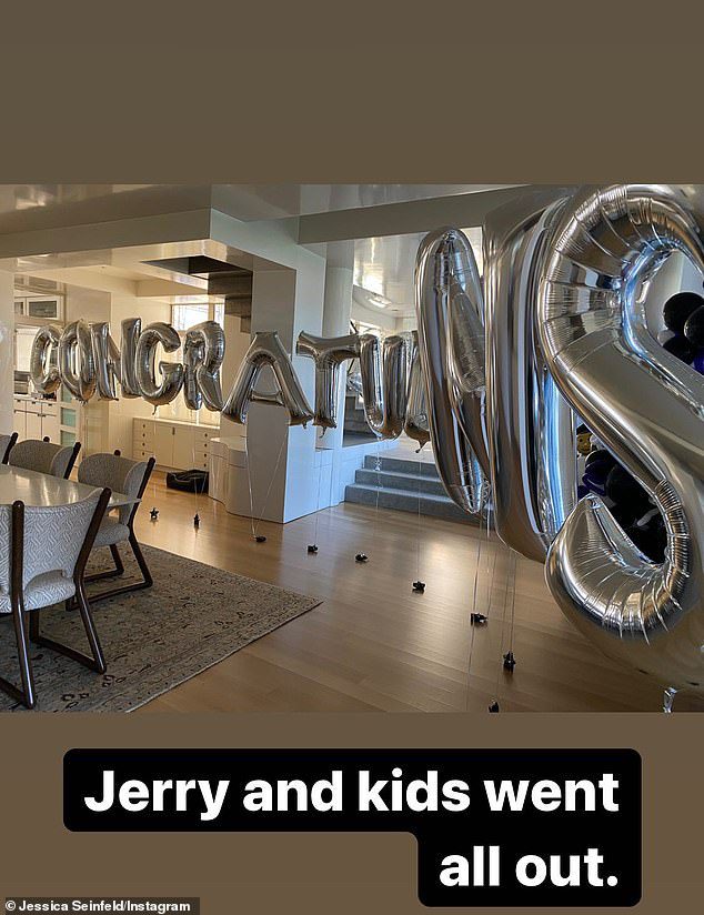 بمناسبة المناسبة: شاركت سينفيلد سابقًا لقطة لترتيب بالون كبير تم إعداده في منزلها لقصتها على Instagram