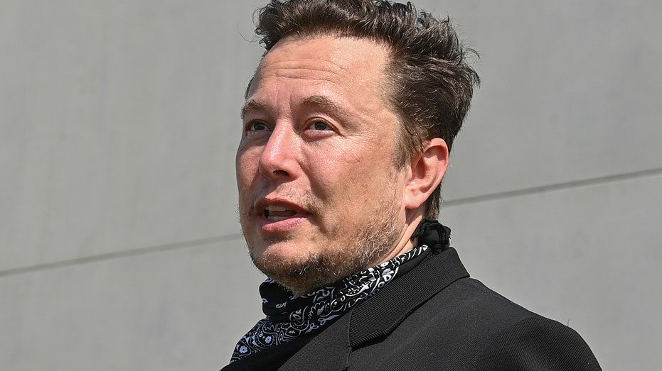 الرئيس التنفيذي لشركة Tesla Elon Musk يخوض حربًا كلامية مع إدارة بايدن