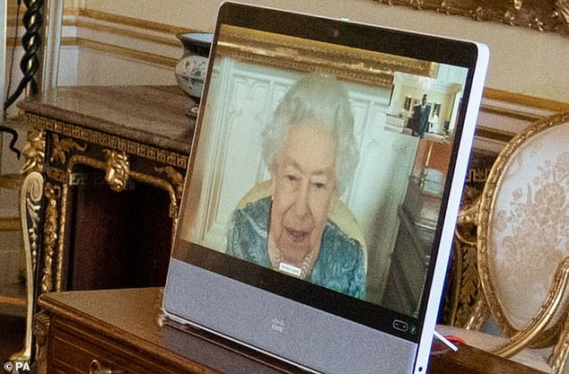 تظهر الملكة إليزابيث الثانية ، المقيمة في قلعة وندسور ، على شاشة عبر رابط الفيديو خلال جمهور افتراضي في قصر باكنغهام في لندن اليوم