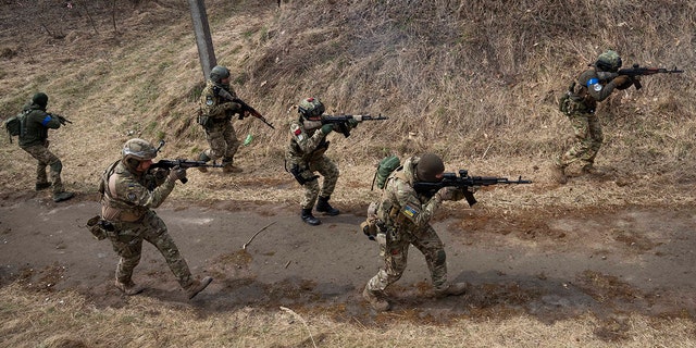 أطلق جنود أوكرانيون من اللواء المنفصل 103 للدفاع الإقليمي للقوات المسلحة أسلحتهم خلال تمرين تدريبي في مكان مجهول بالقرب من لفيف غربي أوكرانيا ، الثلاثاء 29 مارس 2022 (AP Photo / Nariman El- مفتي)