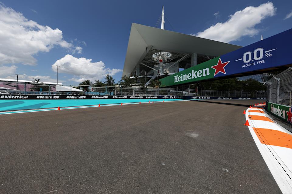 MIAMI ، فلوريدا - 4 مايو: منظر عام لاستاد هارد روك في الحلبة أثناء المعاينات قبل F1 Grand Prix في ميامي في Miami International Autodrome في 4 مايو 2022 في ميامي ، فلوريدا.  (تصوير مارك طومسون / غيتي إيماجز)
