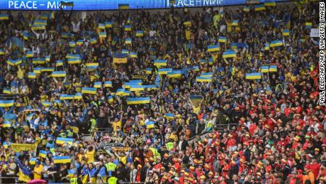 مشجعو أوكرانيا يرفعون علم بلادهم في استاد كارديف سيتي. 