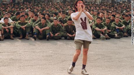 طالب طالب يطلب من الجنود العودة إلى ديارهم مع استمرار المتظاهرين في وسط بكين ، في 3 يونيو / حزيران 1989.  