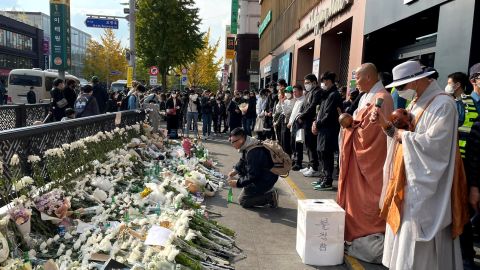 مشيعون يكرمون ضحايا حشد الهالوين المميت في سيئول في 31 أكتوبر 2022. 