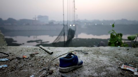 حذاء يقع بالقرب من جسر معلق متضرر في موربي ، الهند ، 1 نوفمبر 2022. 