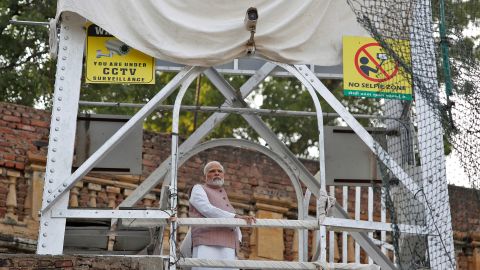 زار رئيس الوزراء الهندي ناريندرا مودي موقع الانهيار المميت للجسر في غرب الهند يوم الثلاثاء. 