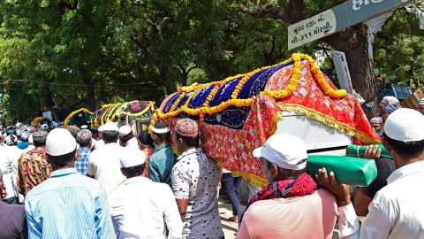 مشيعون يشاركون في موكب جنازة وهم يحملون نعوش الضحايا الذين لقوا حتفهم بعد انهيار جسر عبر نهر ماتشو في موربي بولاية غوجارات الهندية في 31 أكتوبر 2022. 