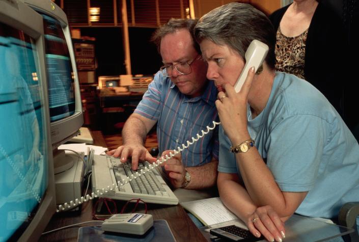 يشاهد عالما الفلك لاري ويبستر وجيل تارتر شاشات الكمبيوتر في المرصد في 10 أكتوبر 1992. وهم يعملون على بداية البحث عن علامات على وجود حياة خارج كوكب الأرض.