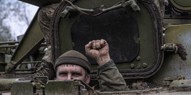 القوات الأوكرانية في إيزيوم ، خاركيف أوبلاست ، أوكرانيا ، بعد انسحاب القوات الروسية من المدينة في 16 سبتمبر 2022.