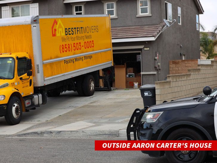 نقل الشاحنات خارج منزل آرون كارتر
