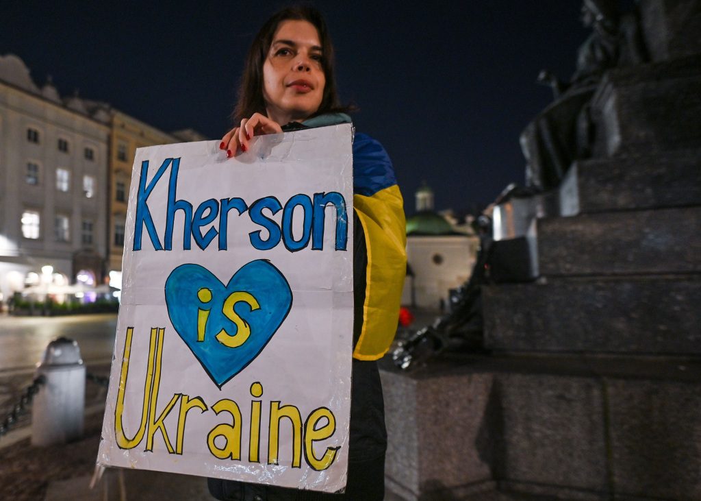 شوهد متظاهر أوكراني خلال احتجاج التضامن مع أوكرانيا في الساحة الرئيسية في كراكوف.