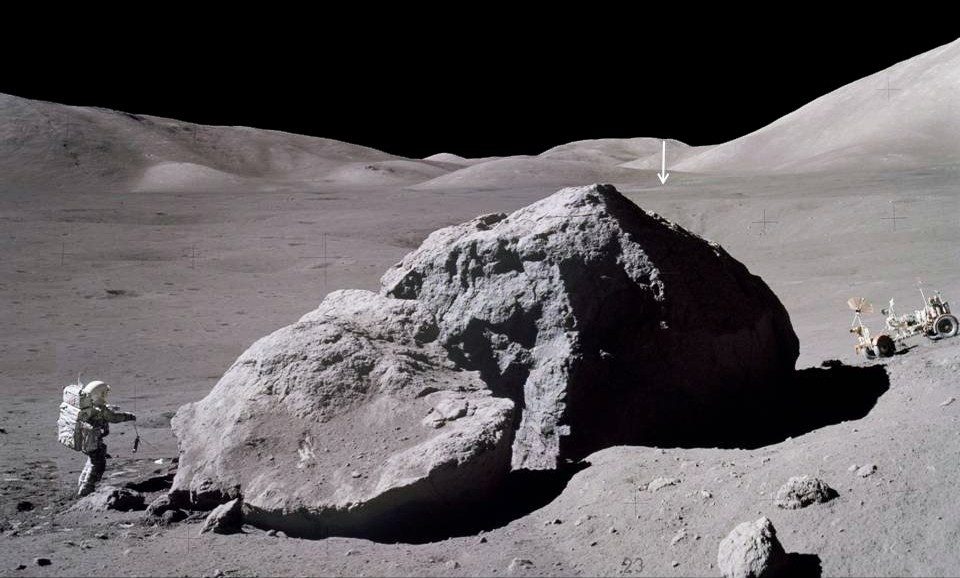 وقت سطح أبولو 17 ، أطول مدة بقاء للبرنامج على القمر كانت ثلاثة أيام وساعتين وتسع وخمسين دقيقة.  تُظهر الصورة جاك شميت من مركبة أبولو 17 وهو يحمل عقربًا عائداً باتجاه المركبة القمرية بعد مراقبة الجانب الشرقي من صخرة ضخمة وأخذ عينات منها.  يشير السهم العمودي في المسافة إلى Lunar Module Challenger ، التي تقع على بعد حوالي ميلين (3.1 كيلومتر).