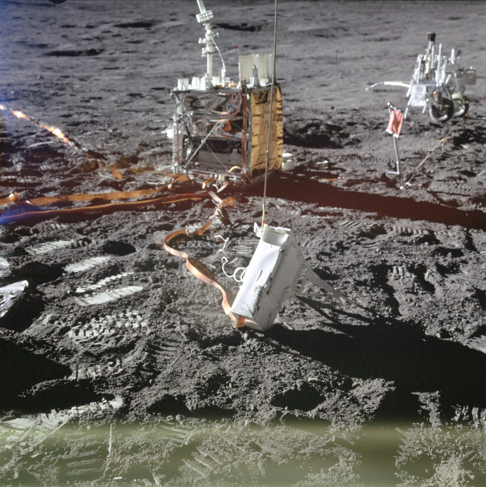 عرض عن قرب لمكونين من حزمة تجارب أبولو على سطح القمر (ALSEP) التي نشرها رواد فضاء أبولو 14 خلال أول رحلة على سطح القمر.