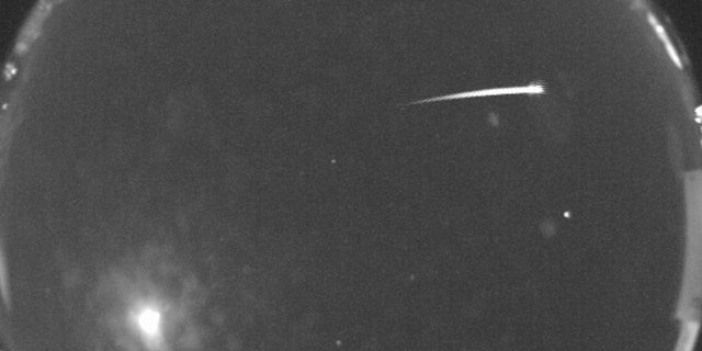 في الساعة 1:45 صباحًا بتوقيت جرينتش يوم 17 نوفمبر ، التقطت كاميرا السماء بالكامل التابعة لوكالة ناسا في جامعة ولاية نيو مكسيكو هذه الصورة لشهب ليونيد يتدفق عبر السماء.