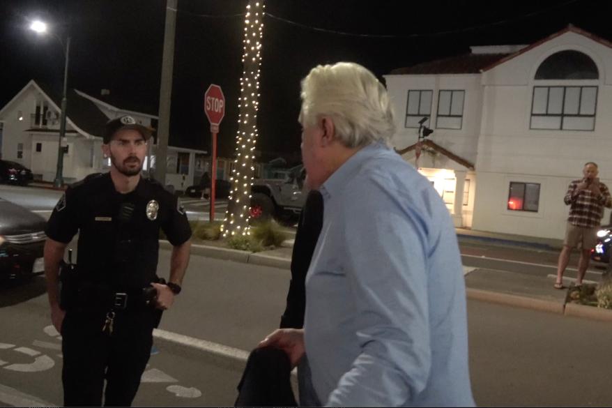 صورة جاي لينو يتحدث مع ضباط شرطة كاليفورنيا.