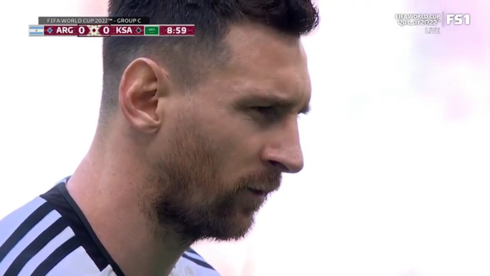 ليونيل ميسي يسجل كرة عرضية في الدقيقة العاشرة للأرجنتين لتتقدم 1-0 على السعودية